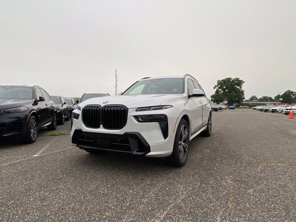 New 2027 BMW X7 xDrive40i w/ M Sport Package AWD/4WD image 1