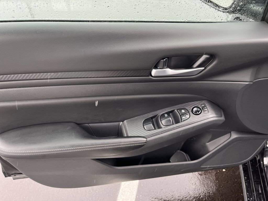 Used 2025 Nissan Altima 2.5 SV FWD image 15