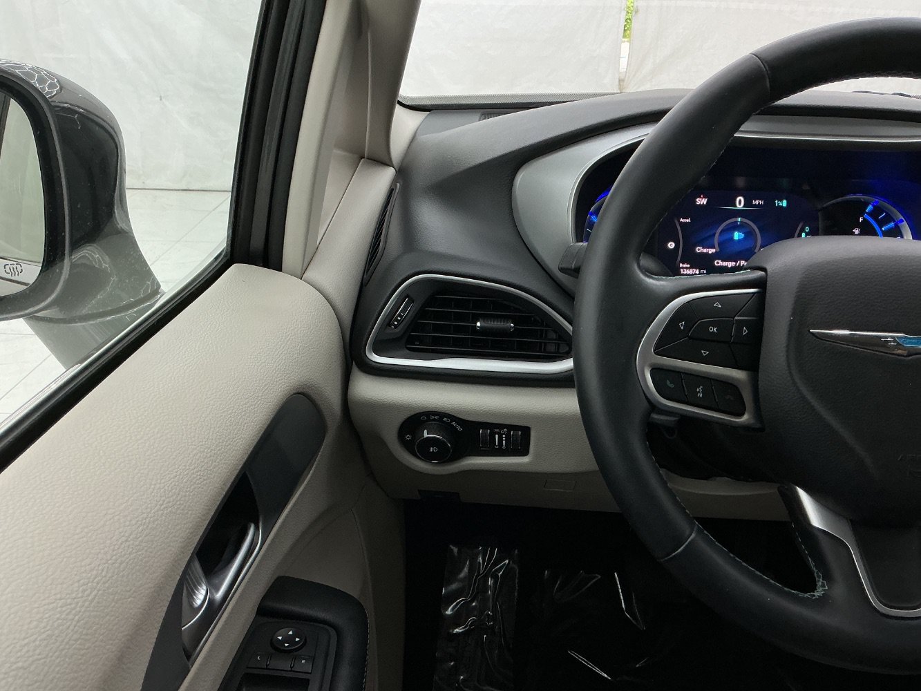 Used 2018 Chrysler Pacifica Touring-L FWD image 31