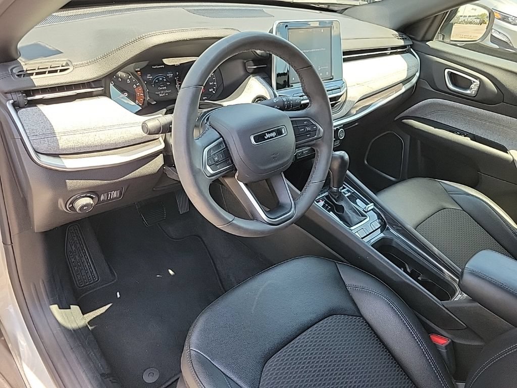 Used 2025 Jeep Compass Latitude AWD/4WD image 9
