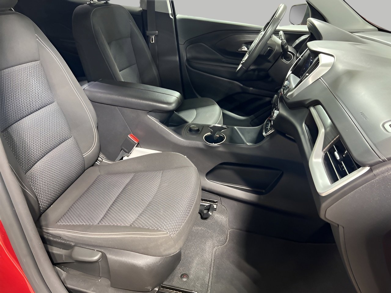 Used 2024 GMC Terrain SLE image 60