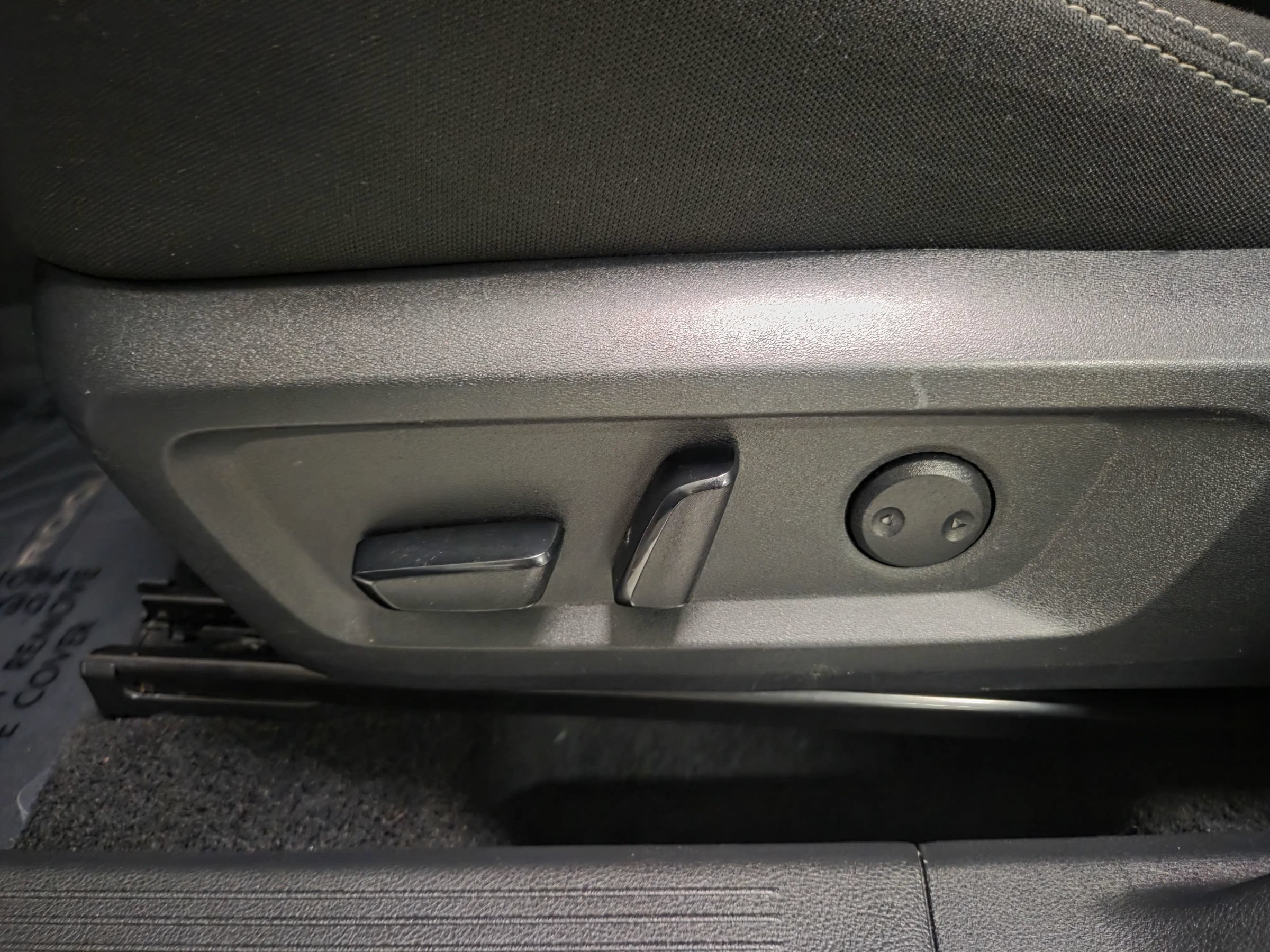 Used 2025 Nissan Rogue SV FWD image 15