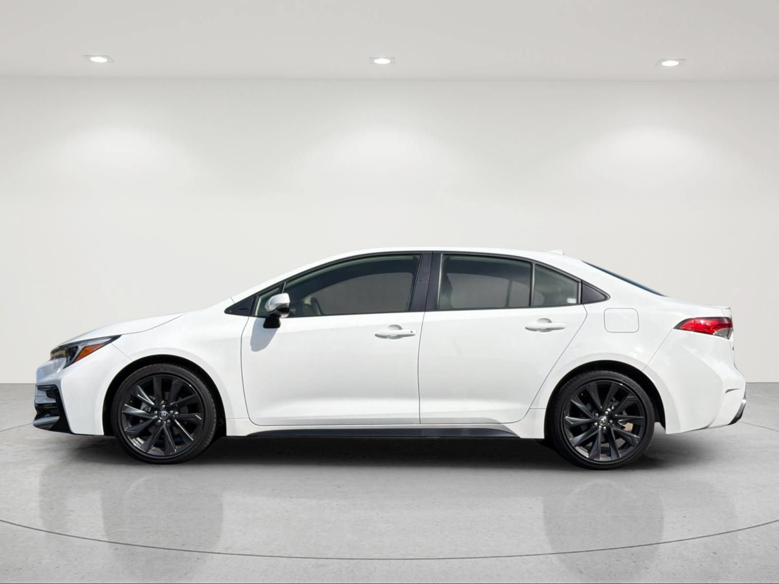 Used 2026 Toyota Corolla SE FWD image 2
