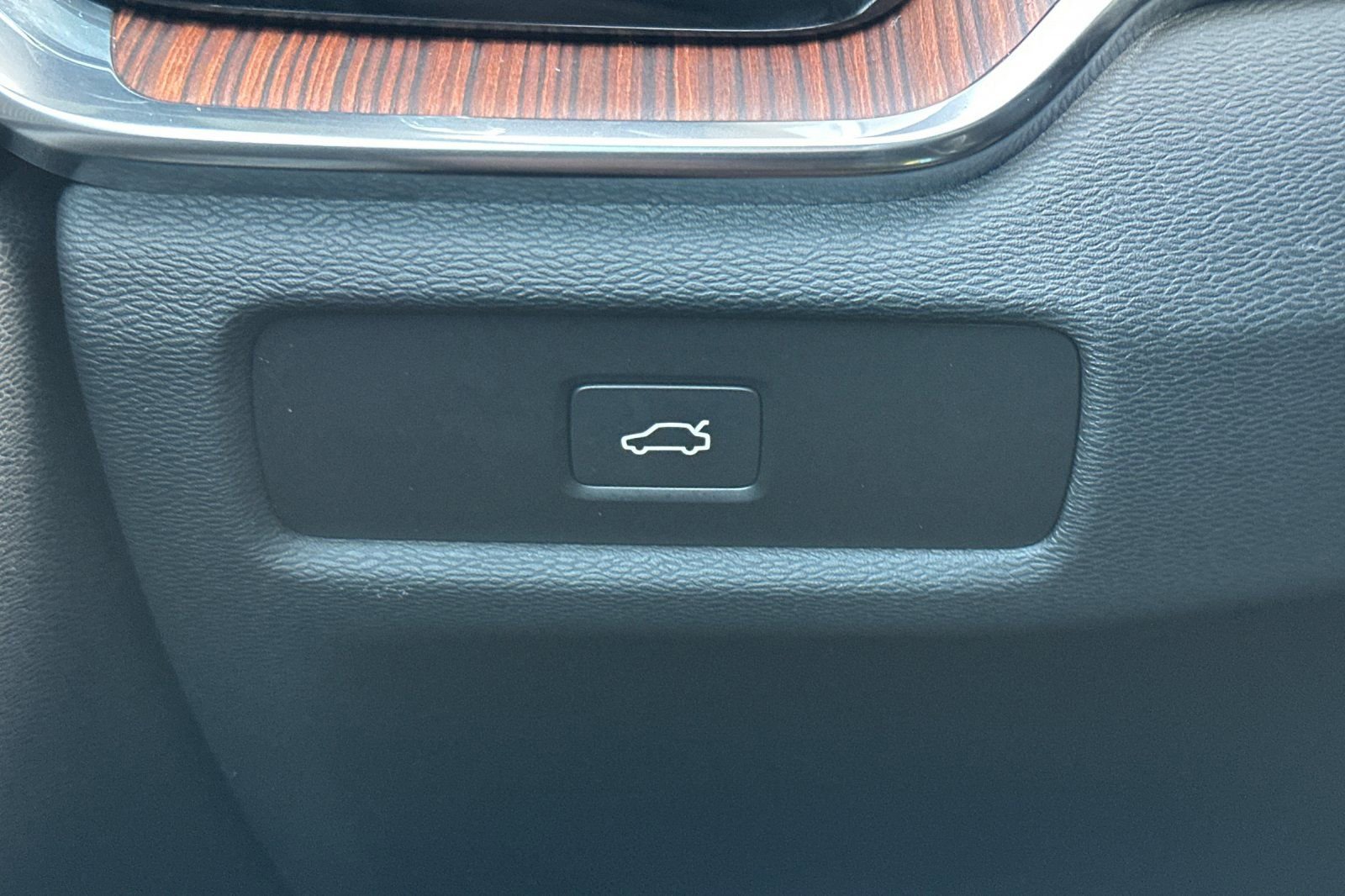 Used 2025 Volvo V60 B5 Cross Country Plus image 30