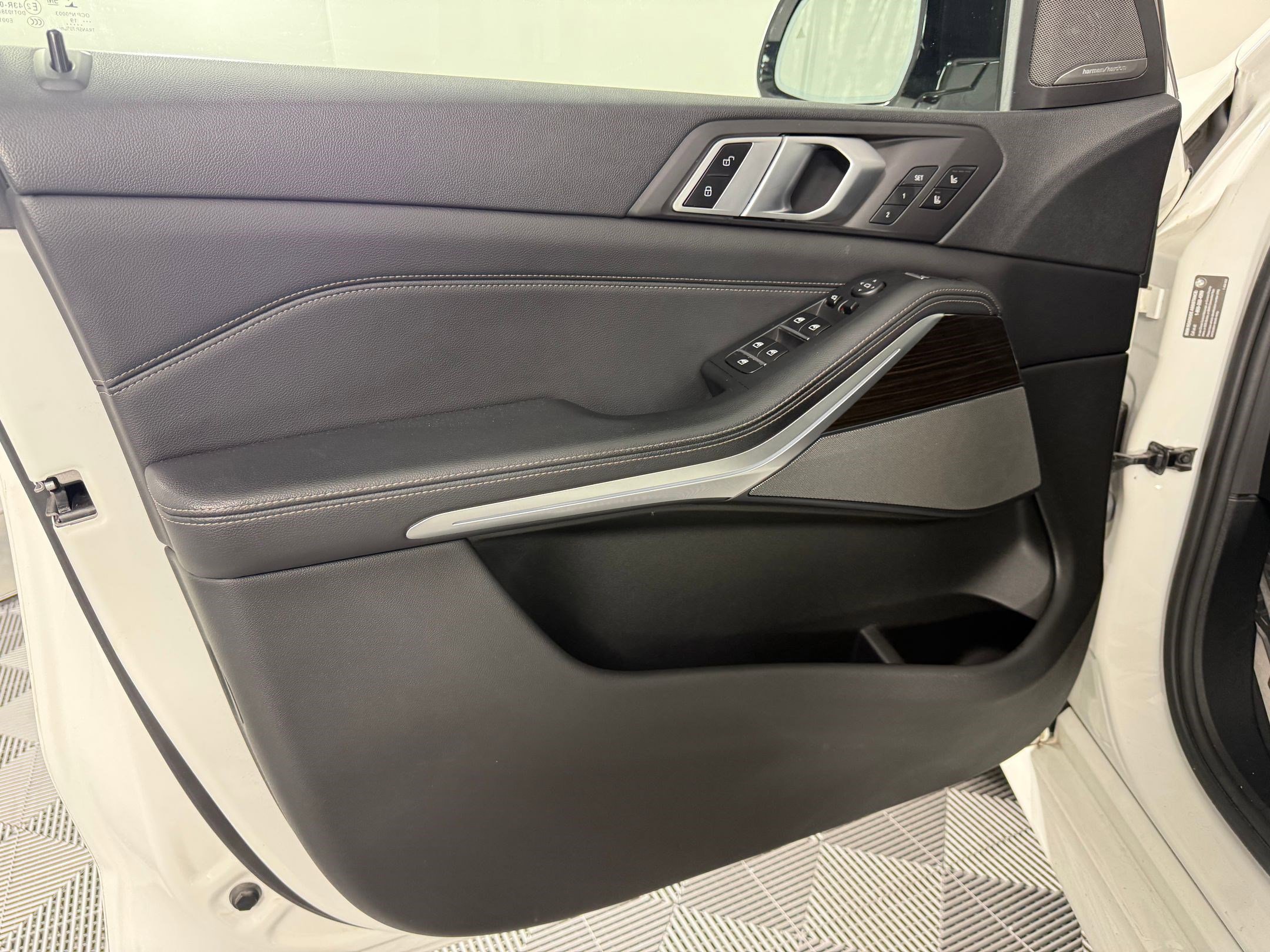 Used 2019 BMW X5 xDrive40i w/ M Sport Package image 14