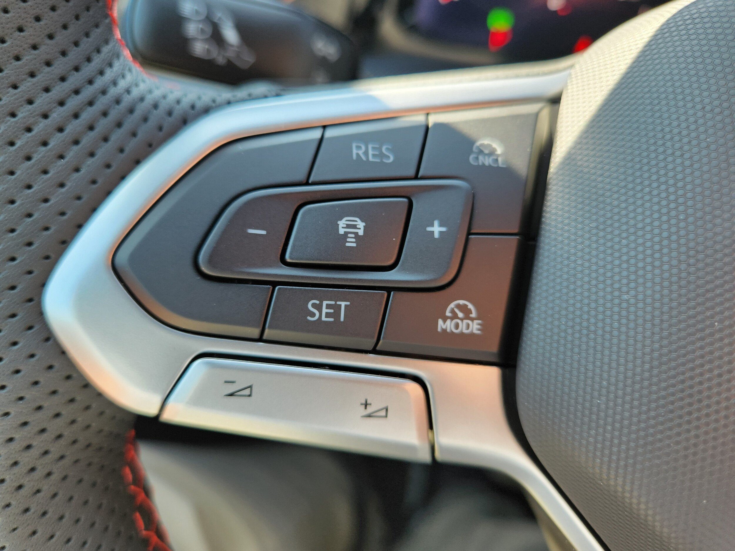 New 2025 Volkswagen GTI SE FWD image 18