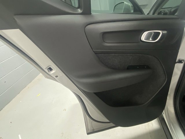 Used 2025 Volvo XC40 B5 Plus image 8