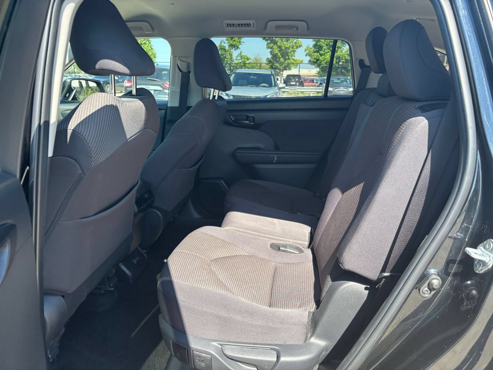 Used 2025 Toyota Highlander LE FWD image 22