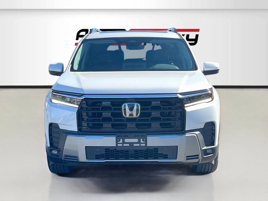 Used 2026 Honda Pilot Touring image 2