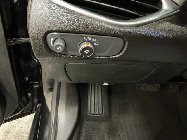 Used 2018 Chevrolet Malibu Premier w/ Premier Sun and Wheel Package image 21