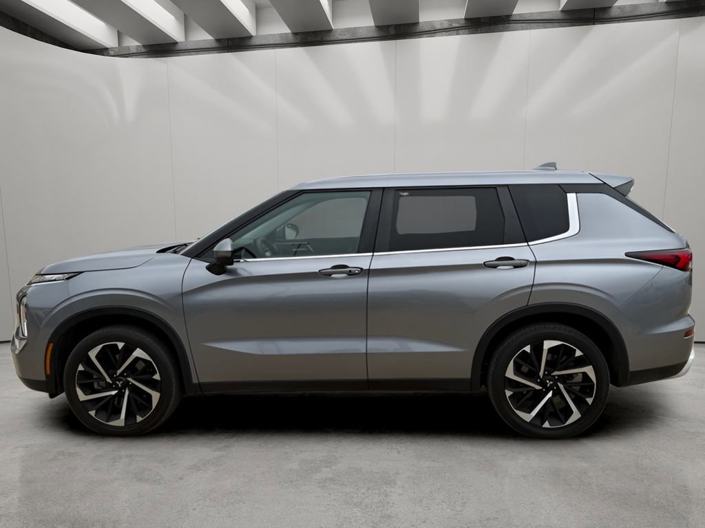 Used 2024 Mitsubishi Outlander SE image 2