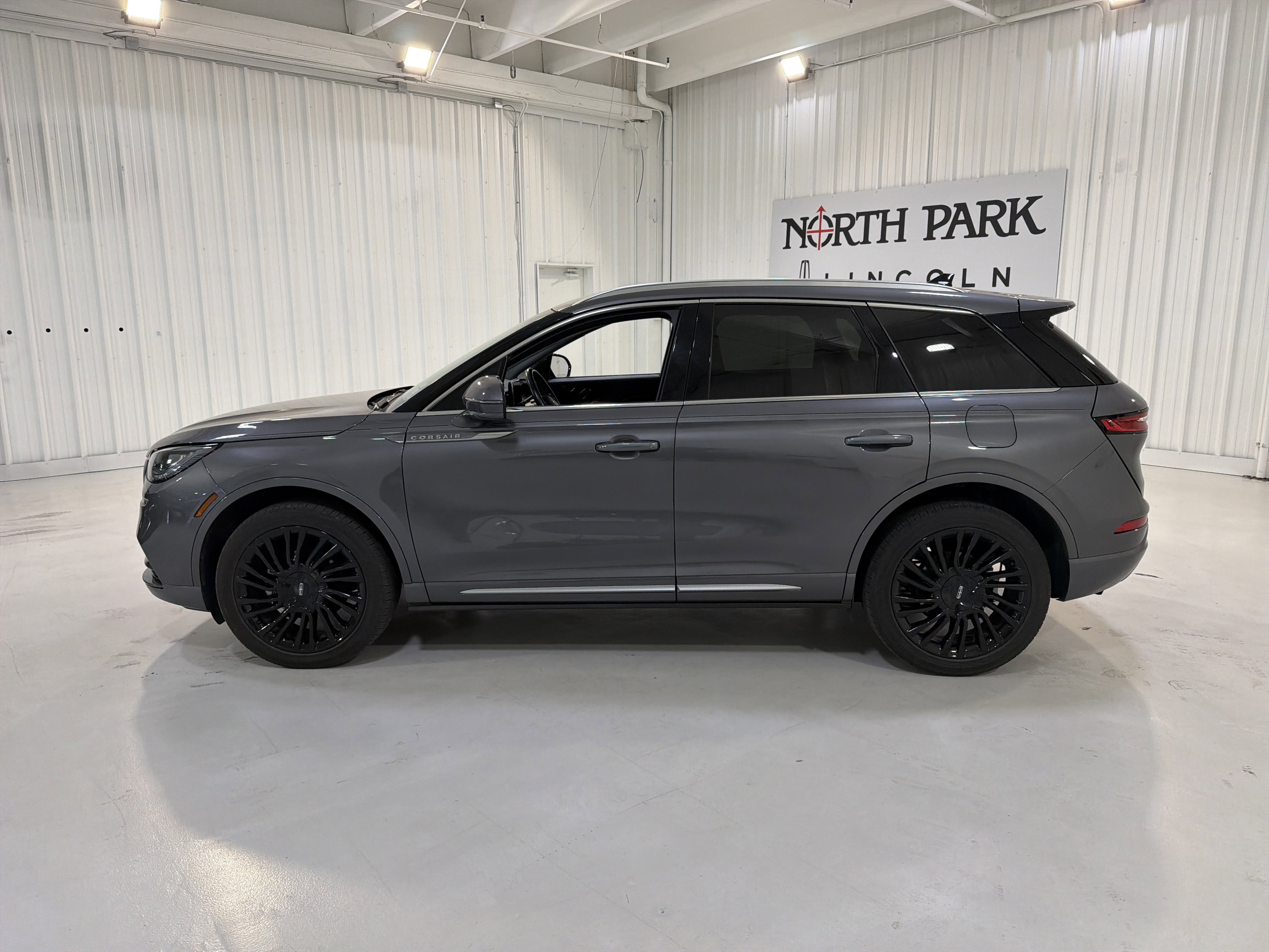 Used 2022 Lincoln Corsair Reserve w/ Luxury Package image 2