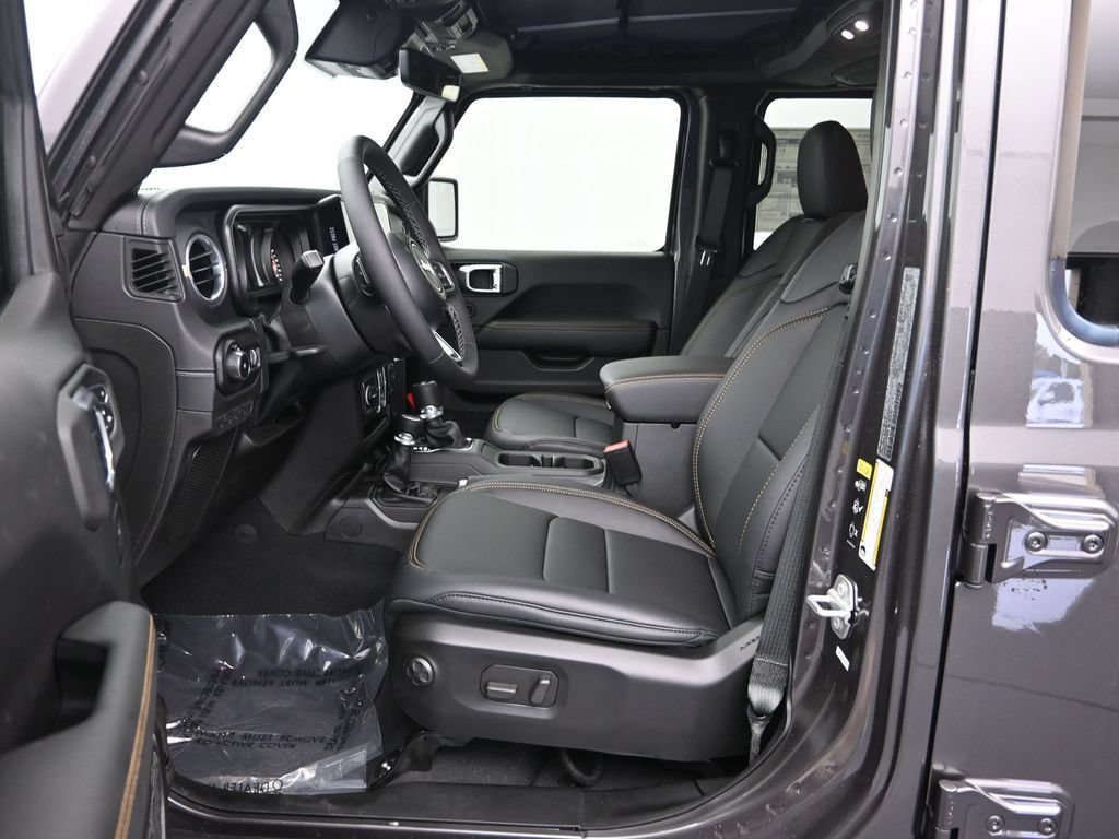New 2025 Jeep Wrangler Unlimited Sahara w/ Technology Group AWD/4WD image 14