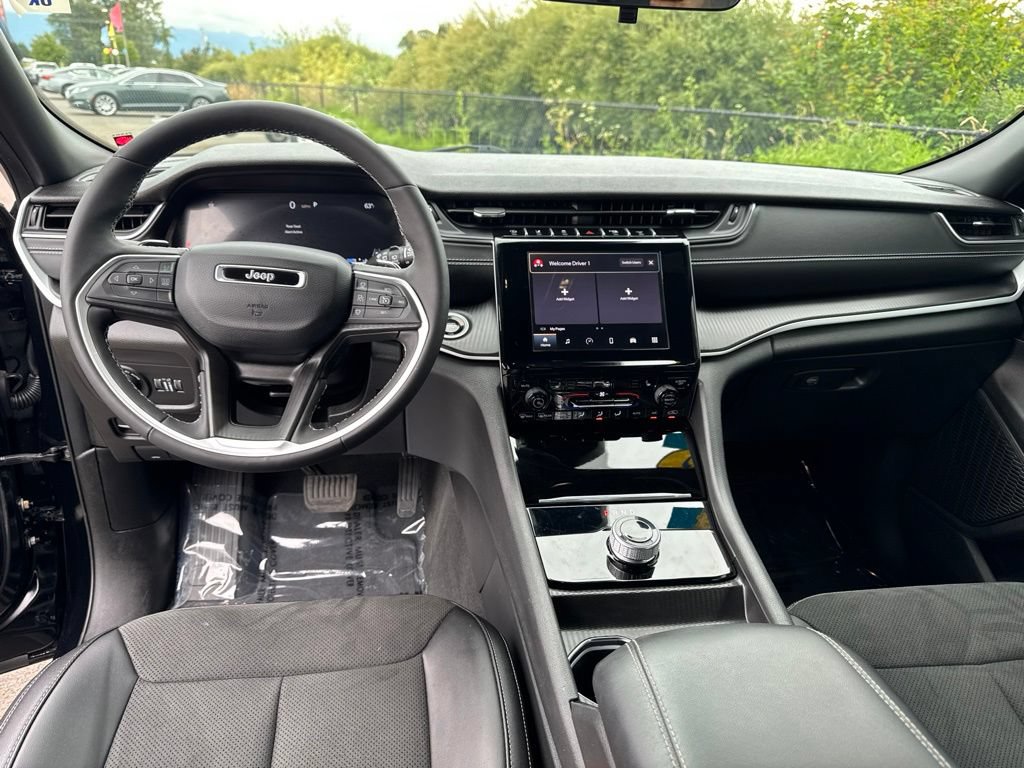 Used 2025 Jeep Grand Cherokee Altitude AWD/4WD image 12