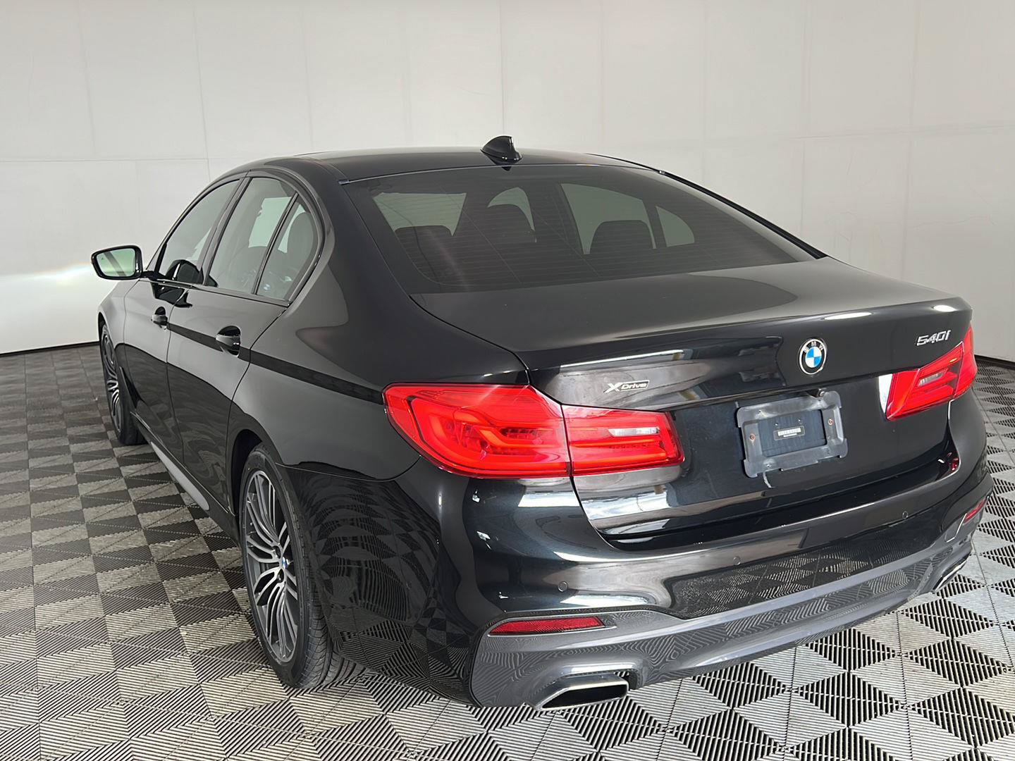 Used 2019 BMW 540i xDrive w/ M Sport Package AWD/4WD image 9