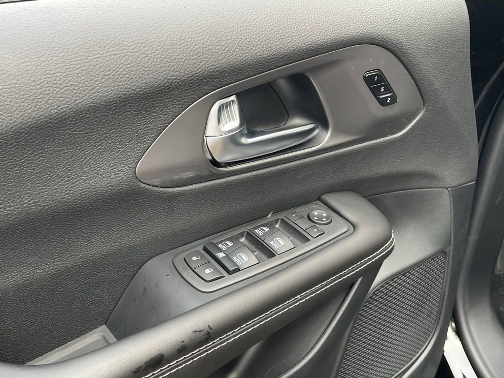 New 2026 Chrysler Pacifica Select FWD image 13