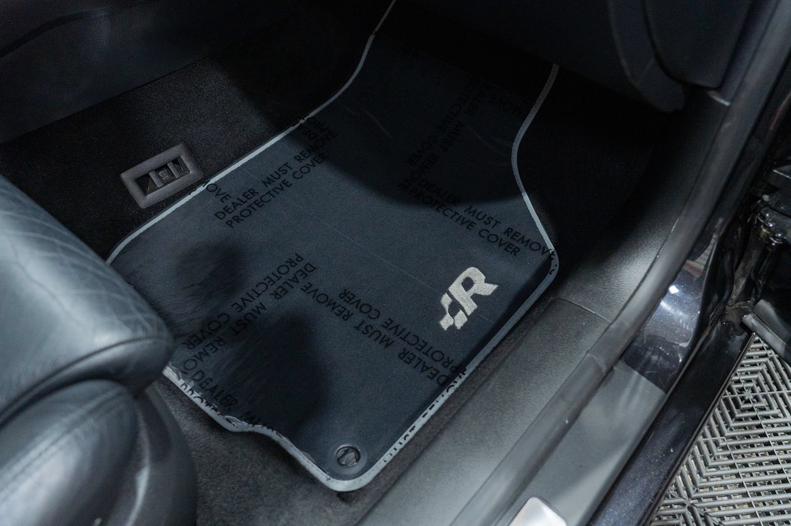 Used 2004 Volkswagen R32 AWD/4WD image 31