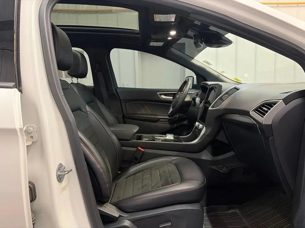 Used 2022 Ford Edge ST-Line w/ Cold Weather Package AWD/4WD image 22