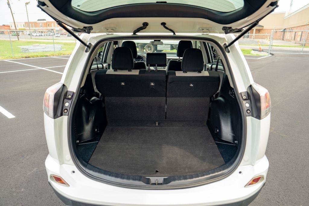 Used 2018 Toyota RAV4 XLE FWD image 17