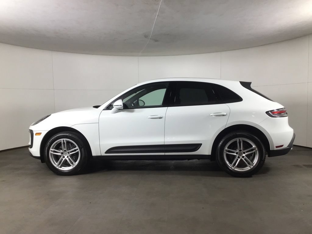 Certified 2024 Porsche Macan AWD/4WD image 2