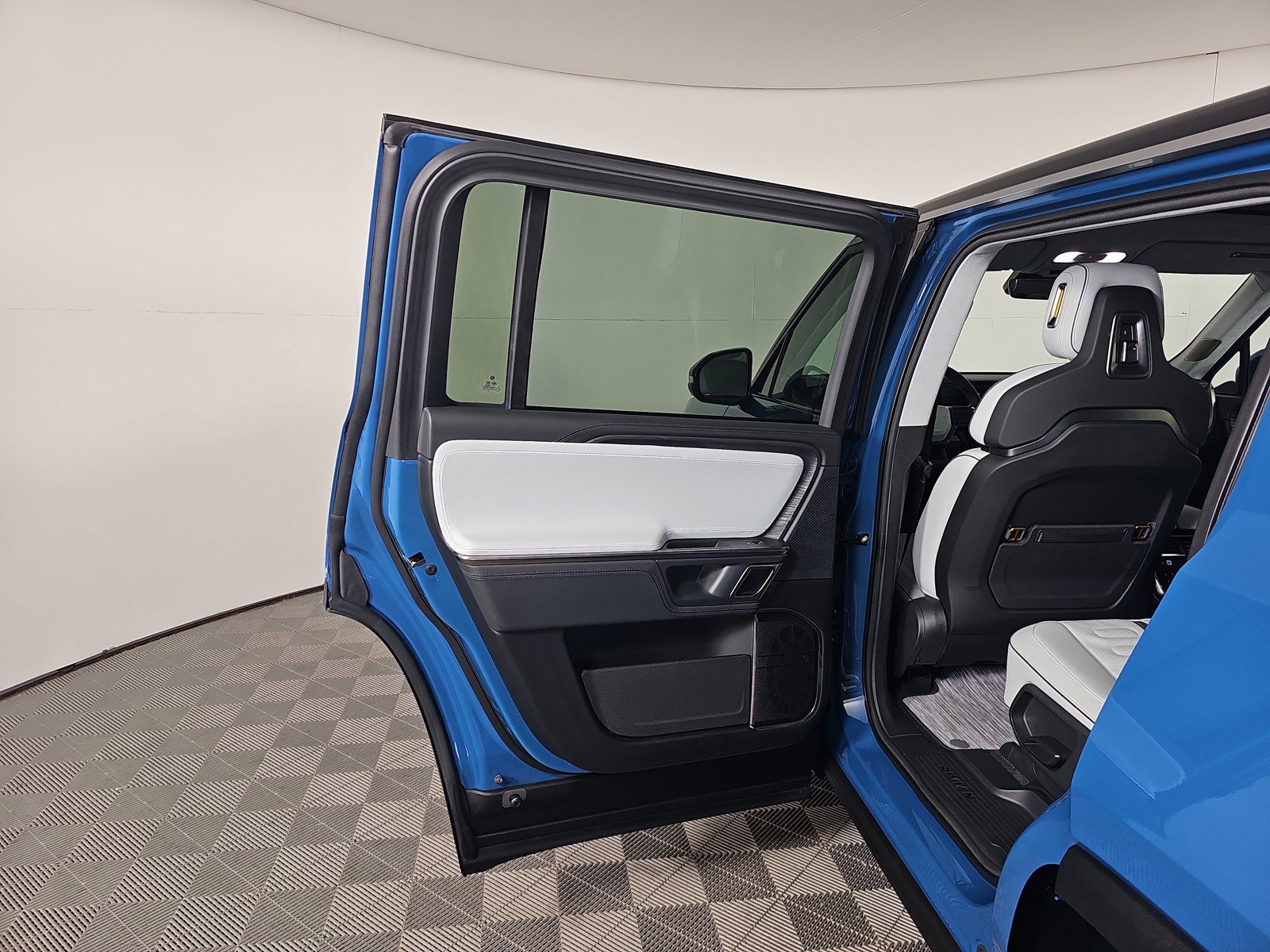 Used 2023 Rivian R1S Adventure image 18