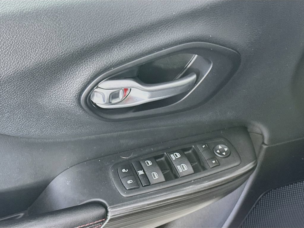Used 2015 Jeep Cherokee Trailhawk w/ Leather Interior Group AWD/4WD image 23