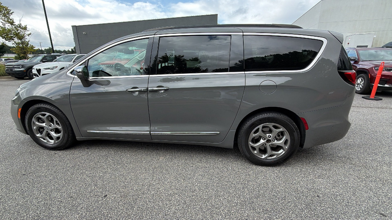 Used 2022 Chrysler Pacifica Limited FWD image 11