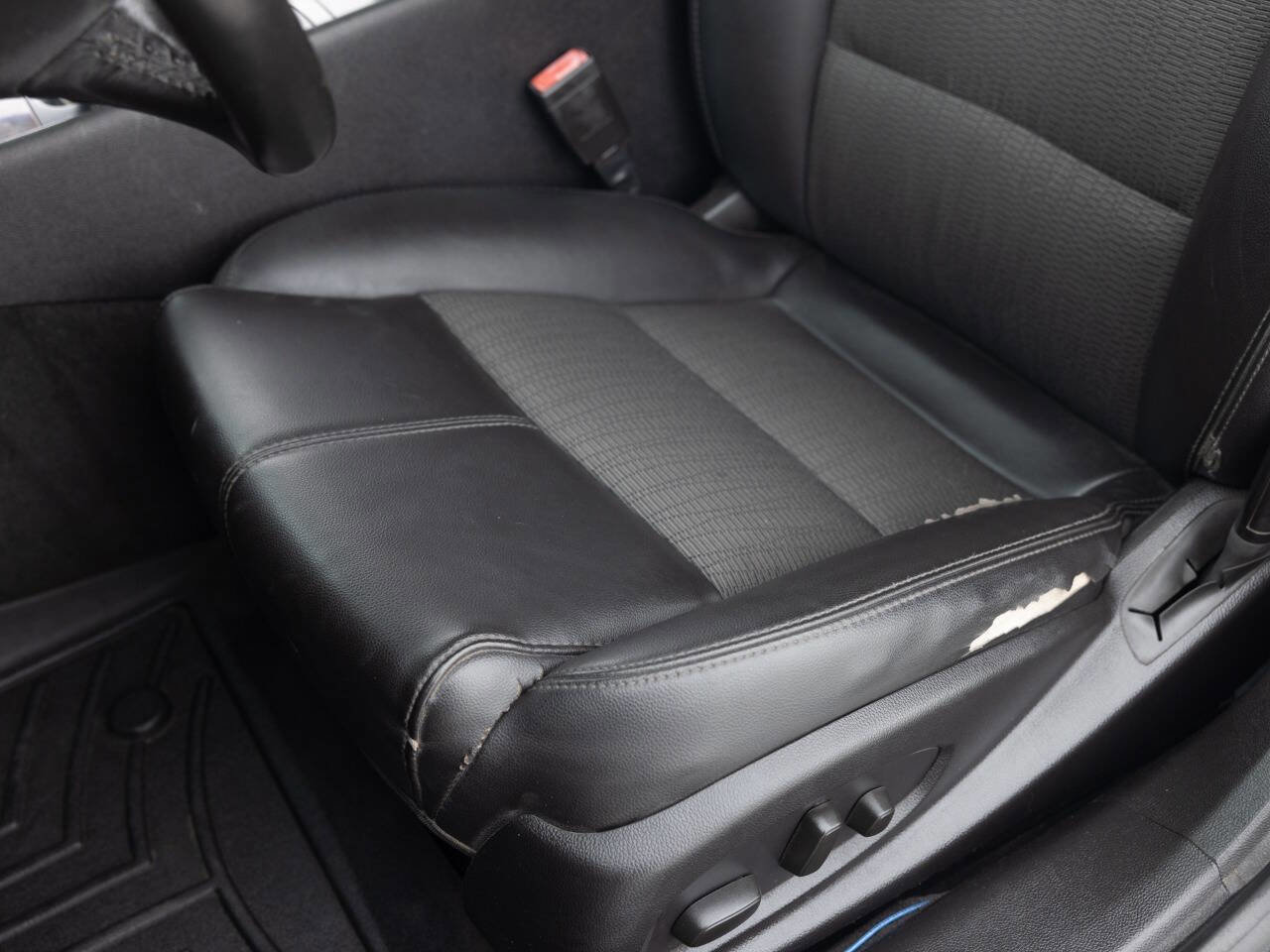 Used 2015 Chevrolet Impala LT w/ Convenience Package image 23