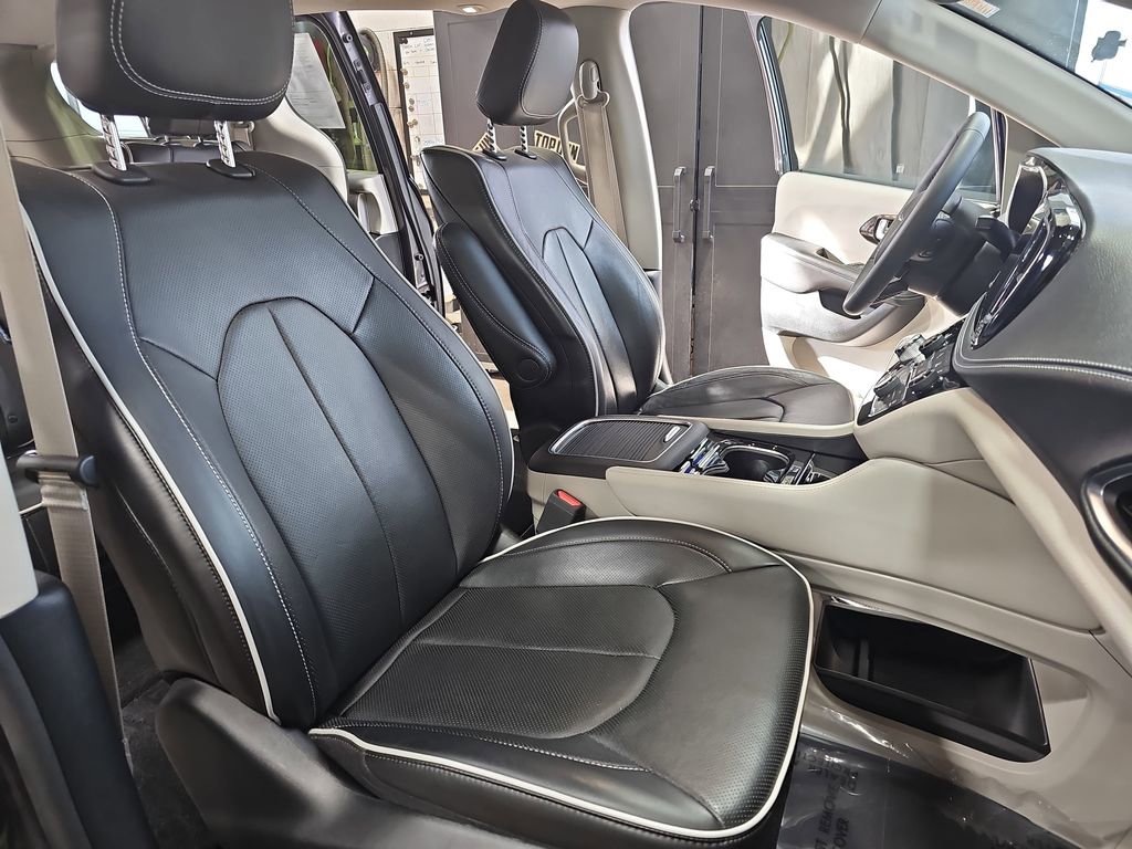 Used 2023 Chrysler Pacifica Limited w/ Uconnect Theater Family Group image 10