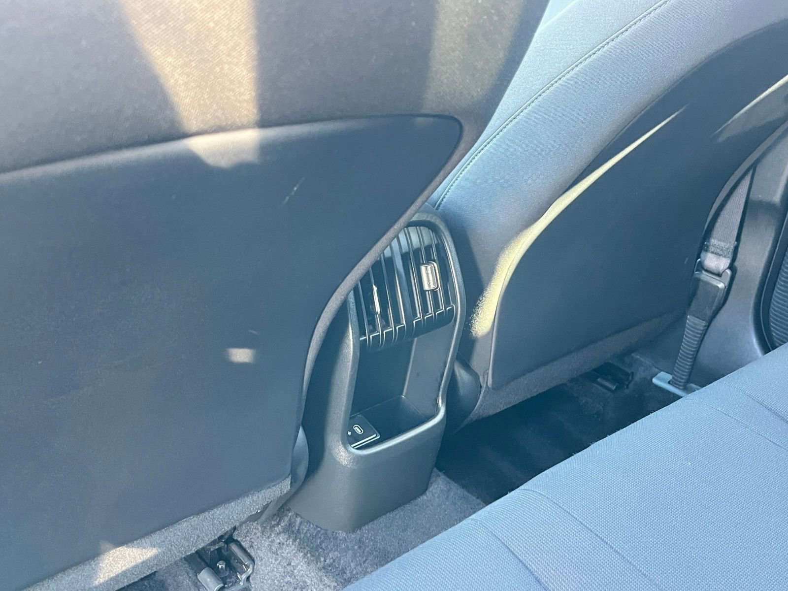 Used 2025 Volkswagen Atlas SE image 24