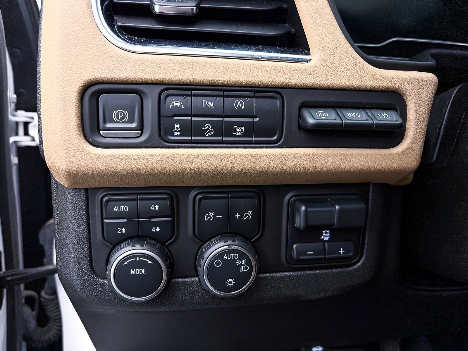 Used 2023 Chevrolet Suburban Premier w/ Premium Package image 5