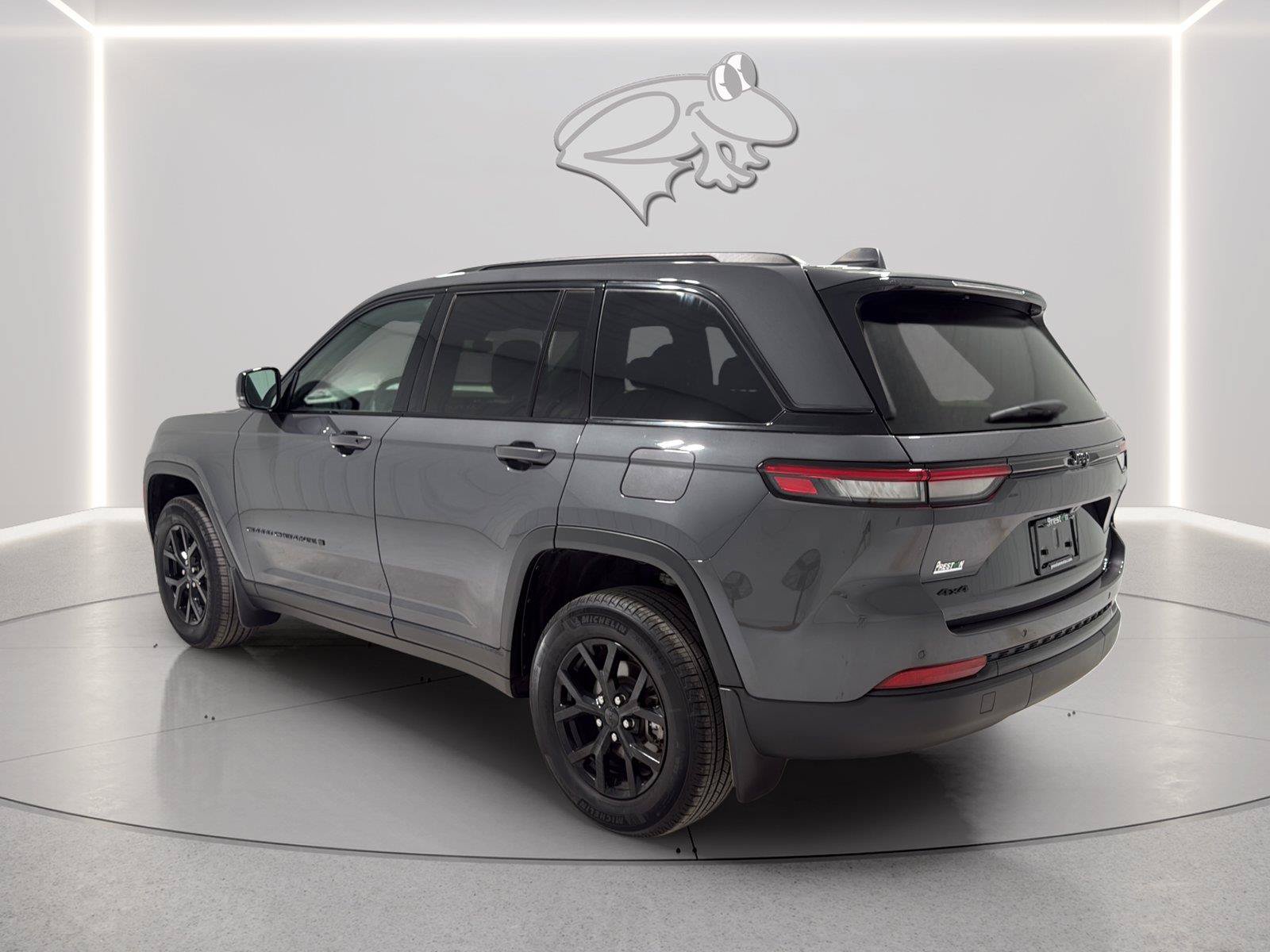 Used 2025 Jeep Grand Cherokee Altitude w/ Trailer Tow Package AWD/4WD image 3