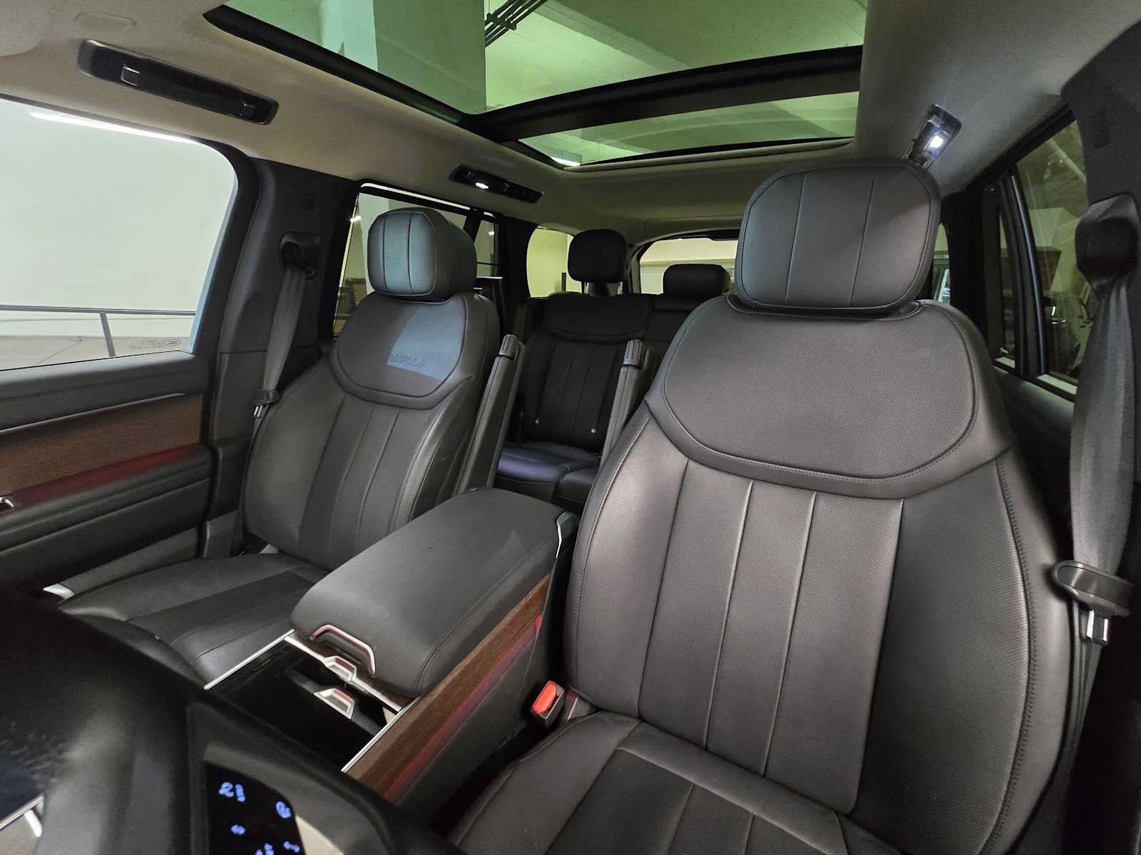 Used 2025 Land Rover Range Rover SE AWD/4WD image 24