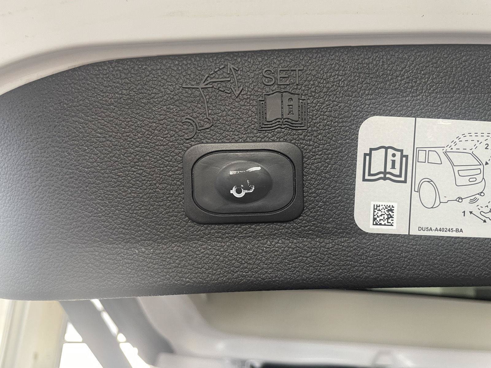 Used 2018 Ford Escape Titanium w/ Ford Safe & Smart Package AWD/4WD image 40