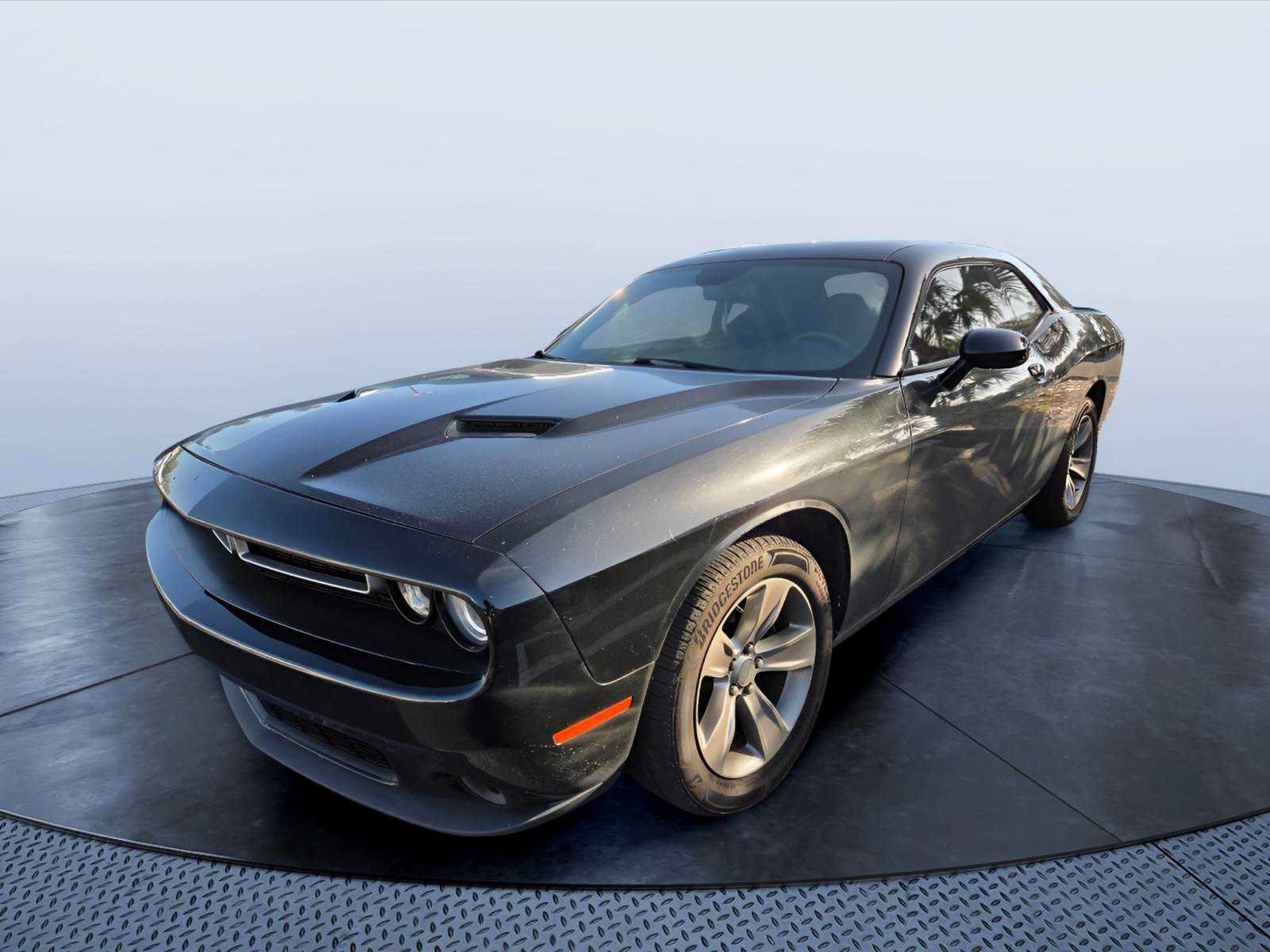 Used 2019 Dodge Challenger SXT RWD image 2