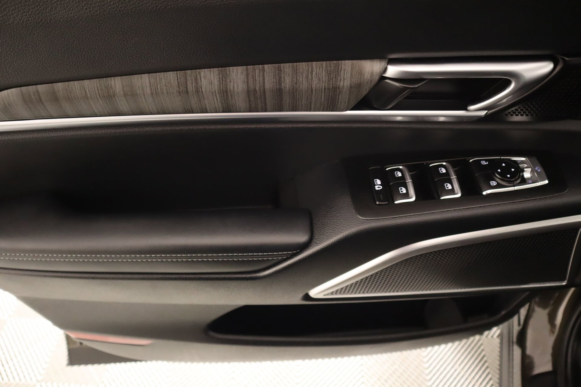 Used 2024 Kia Telluride EX w/ EX Captain's Chair Package image 17