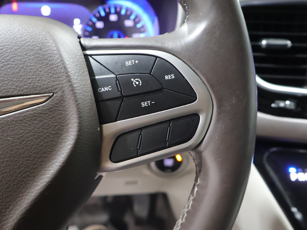 Used 2018 Chrysler Pacifica Touring-L Plus FWD image 45