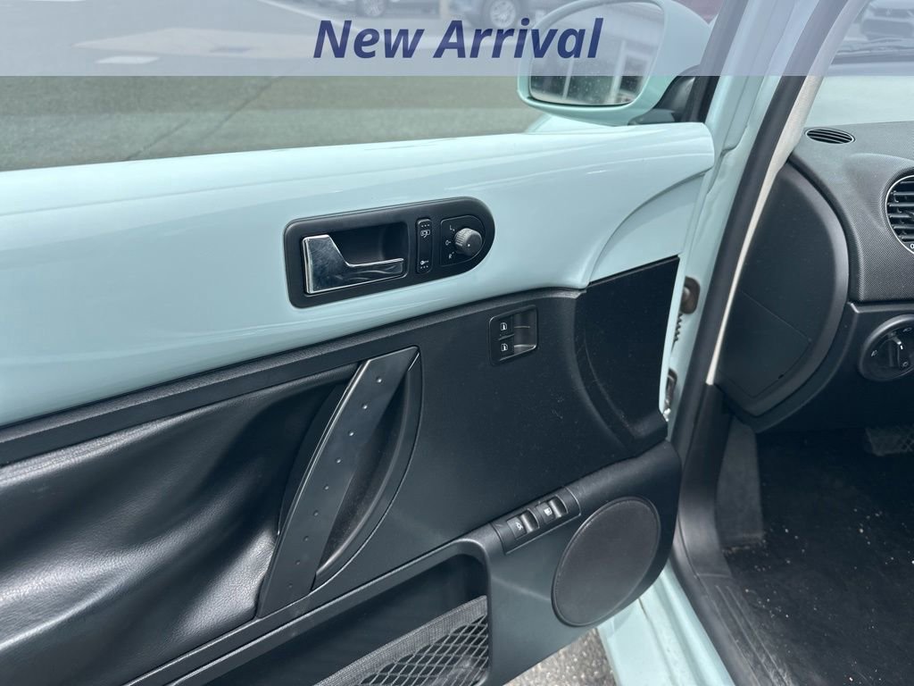 Used 2010 Volkswagen Beetle Final Edition FWD image 11