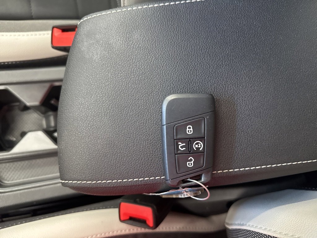 Certified 2025 Volkswagen Taos SE image 32