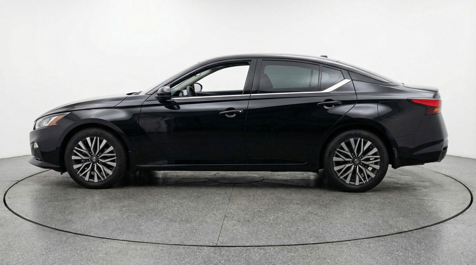 Used 2025 Nissan Altima 2.5 SV image 5