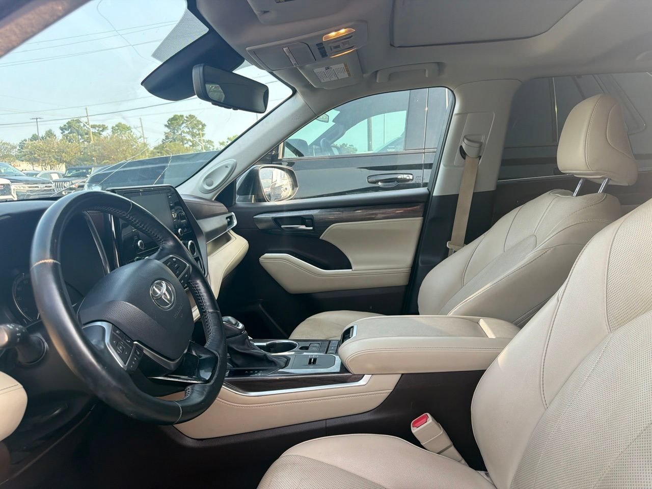 Used 2021 Toyota Highlander Limited FWD image 8