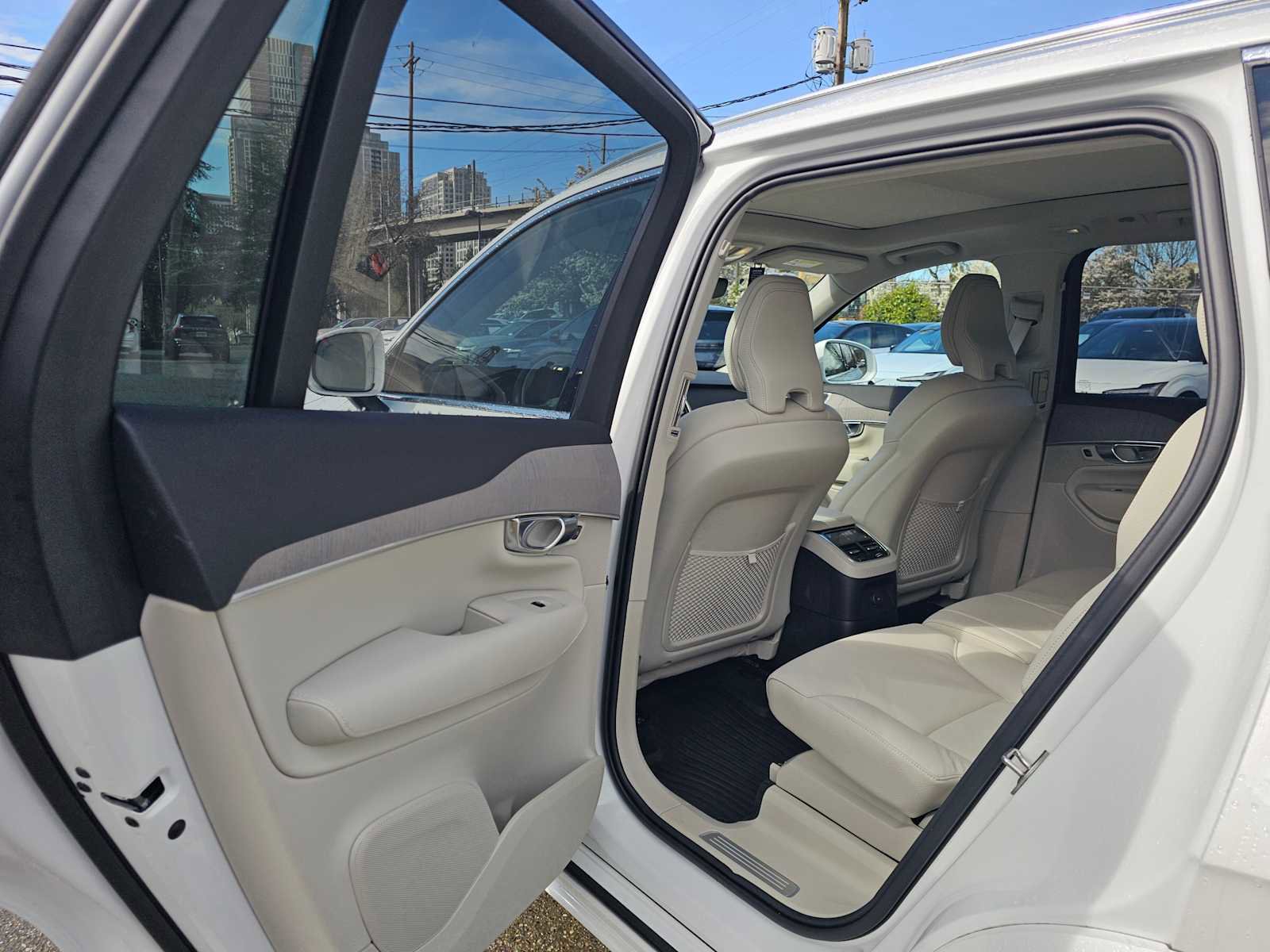 Used 2025 Volvo XC90 T8 Plus w/ Protection Package Premier image 18