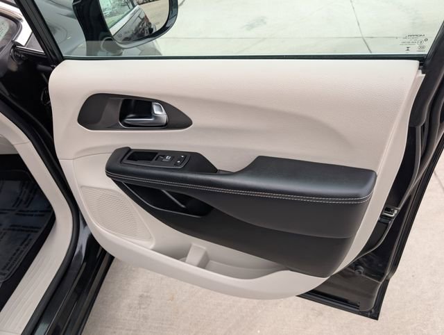 Used 2024 Chrysler Pacifica Touring-L image 29