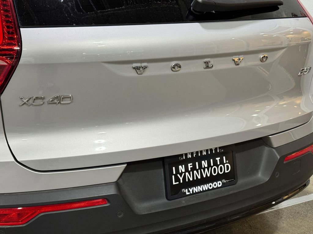 Used 2023 Volvo XC40 B5 Plus image 29