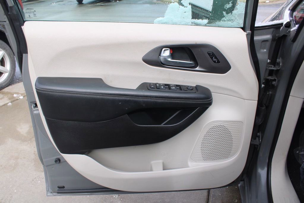 Used 2022 Chrysler Pacifica Touring-L image 17