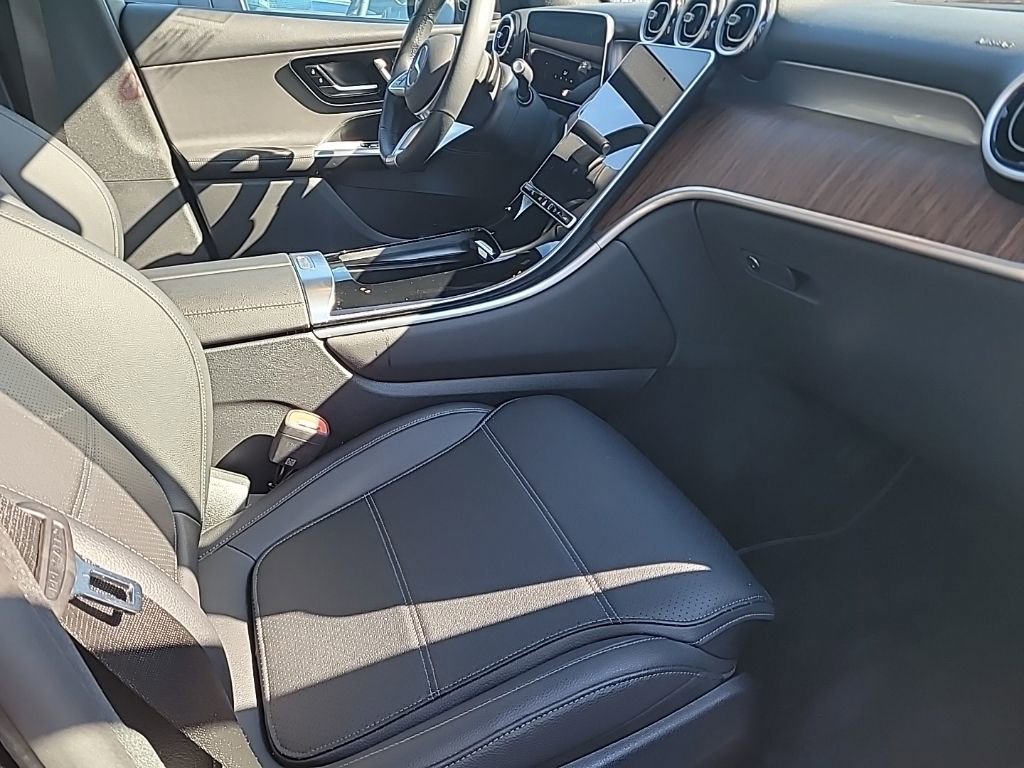 Used 2025 Mercedes-Benz GLC 300 4MATIC image 14