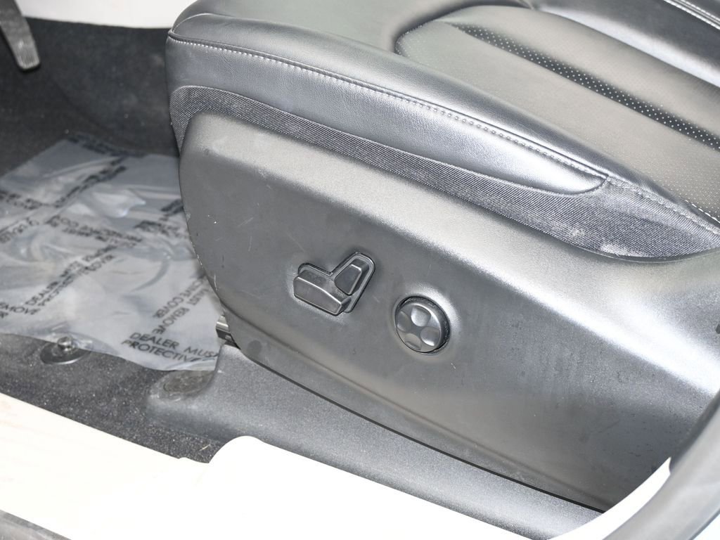 Used 2024 Chrysler Pacifica Select image 12