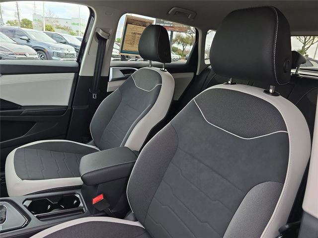 Used 2025 Volkswagen Taos SE image 15