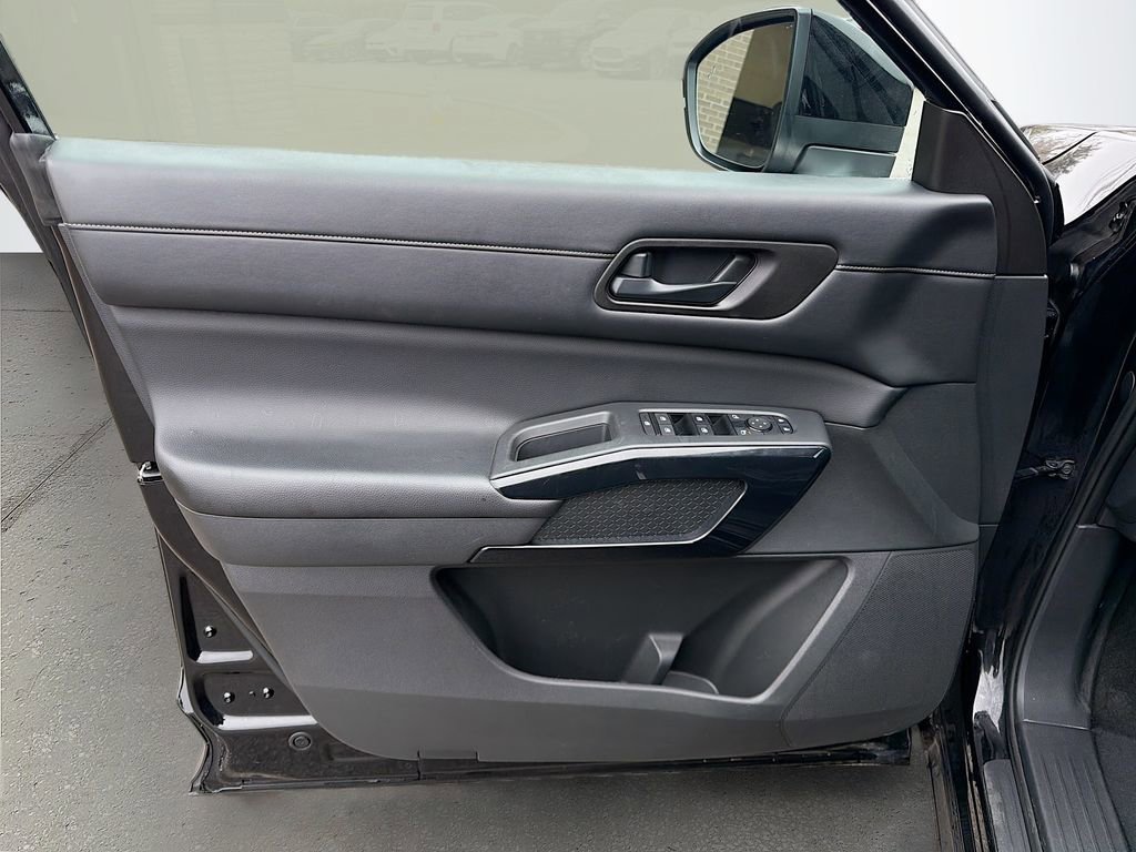 Used 2024 Nissan Pathfinder S image 22