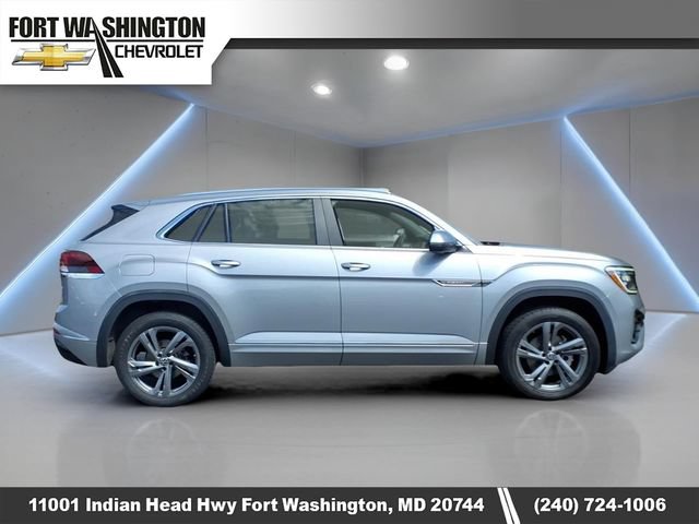 Used 2024 Volkswagen Atlas Cross Sport SEL R-Line AWD/4WD image 2